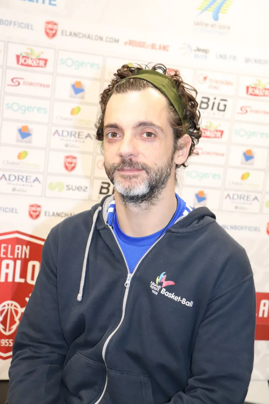 Ludovic Sarron, en sweat HandiSport Basket-Ball, lors d'une rencontre de l'équipe de France de basket fauteuil.